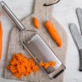 thumbnail image 3 of Rallador Microplane Serie Profesional Fino para Queso Duro, 3 of 6