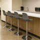 thumbnail image 2 of Sillas para Bar y Barra de Cocina con Respaldo y Reposapies de Altura Ajustable Banco Taburete Giratorio con Asiento Acolchado de Diseño Moderno Set 4 Piezas Gris, 2 of 6