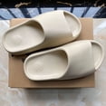 thumbnail image 1 of Zapatillas De Coco YEEZY Hombres Y Mujeres Amantes De La Playa Primavera Y Verano slide wear Suelas Gruesas Para Evitar El Deslizamiento, 1 of 4