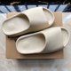 thumbnail image 1 of Zapatillas De Coco YEEZY Hombres Y Mujeres Amantes De La Playa Primavera Y Verano slide wear Suelas Gruesas Para Evitar El Deslizamiento, 1 of 4