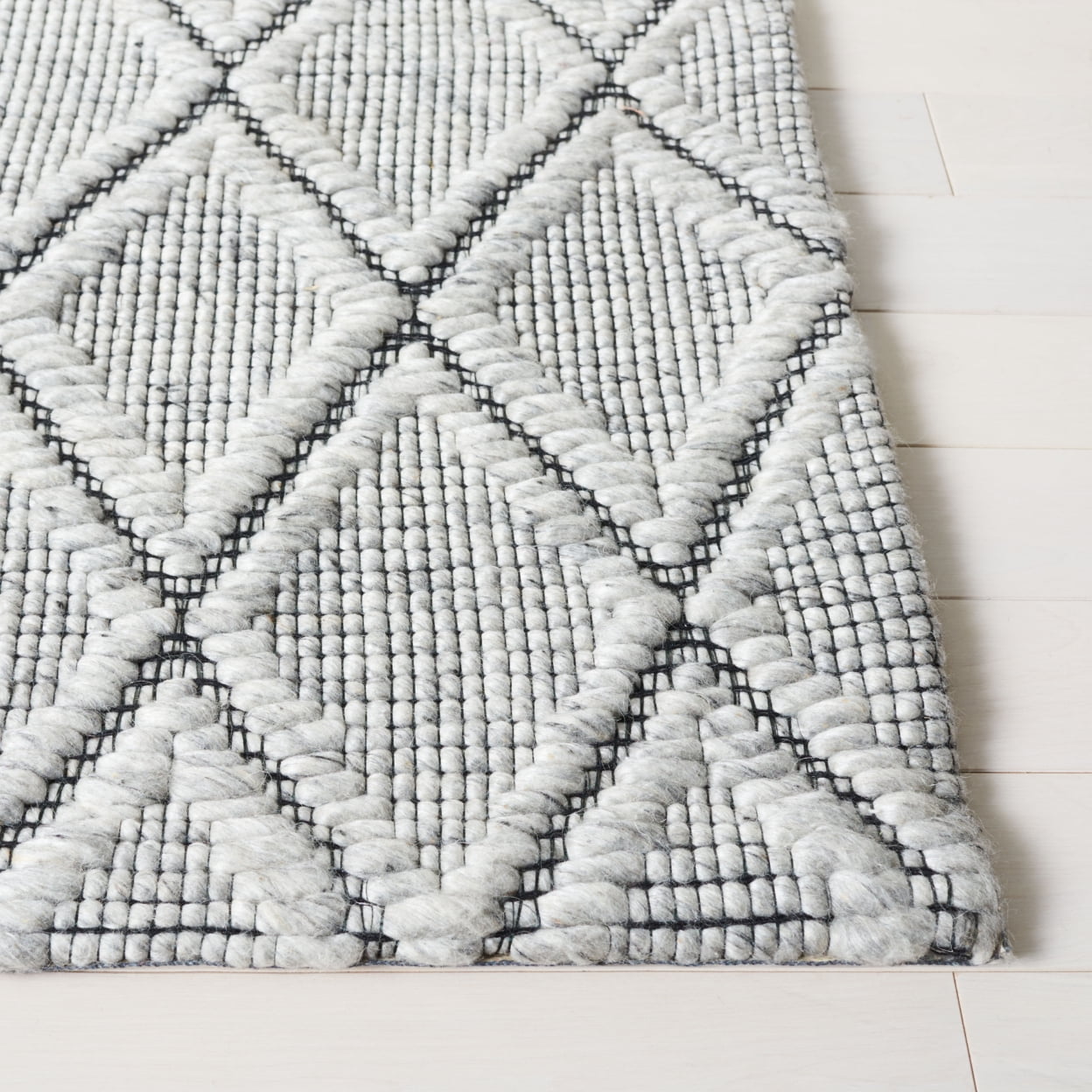 SAFAVIEH Marbella Aniyah Diamond Area Rug, Light Grey/Black, 4' x 6'