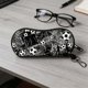 thumbnail image 5 of Funda para gafas con temática de fútbol, clip mosquetón, cierre de cremallera, material de neopreno suave, tamaño compacto, ideal para gafas de sol, gafas graduadas, llaves y accesorios pequeños., 5 of 6
