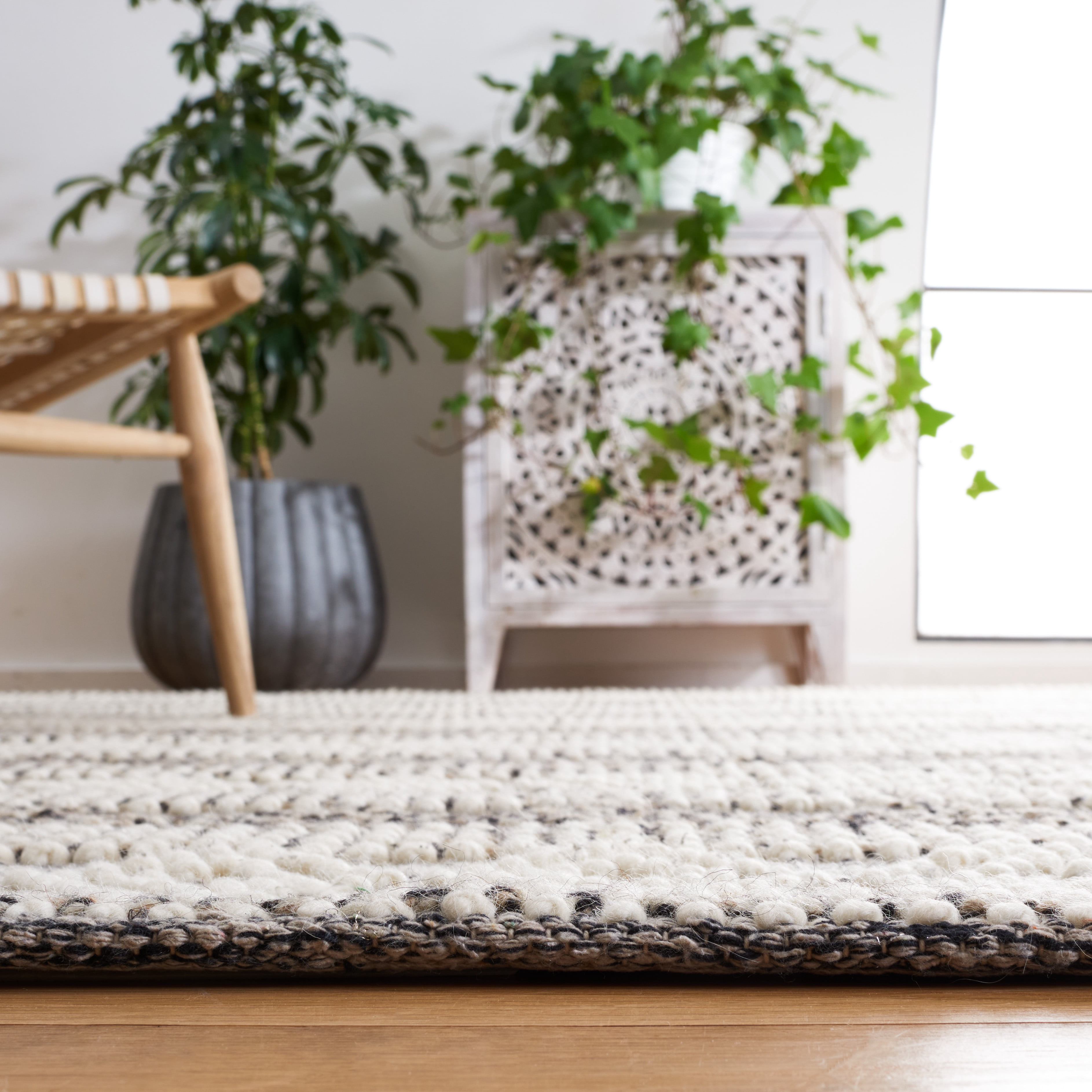 SAFAVIEH Natura Elinor Geometric Striped Area Rug, Ivory/Black, 6' x 6' Round