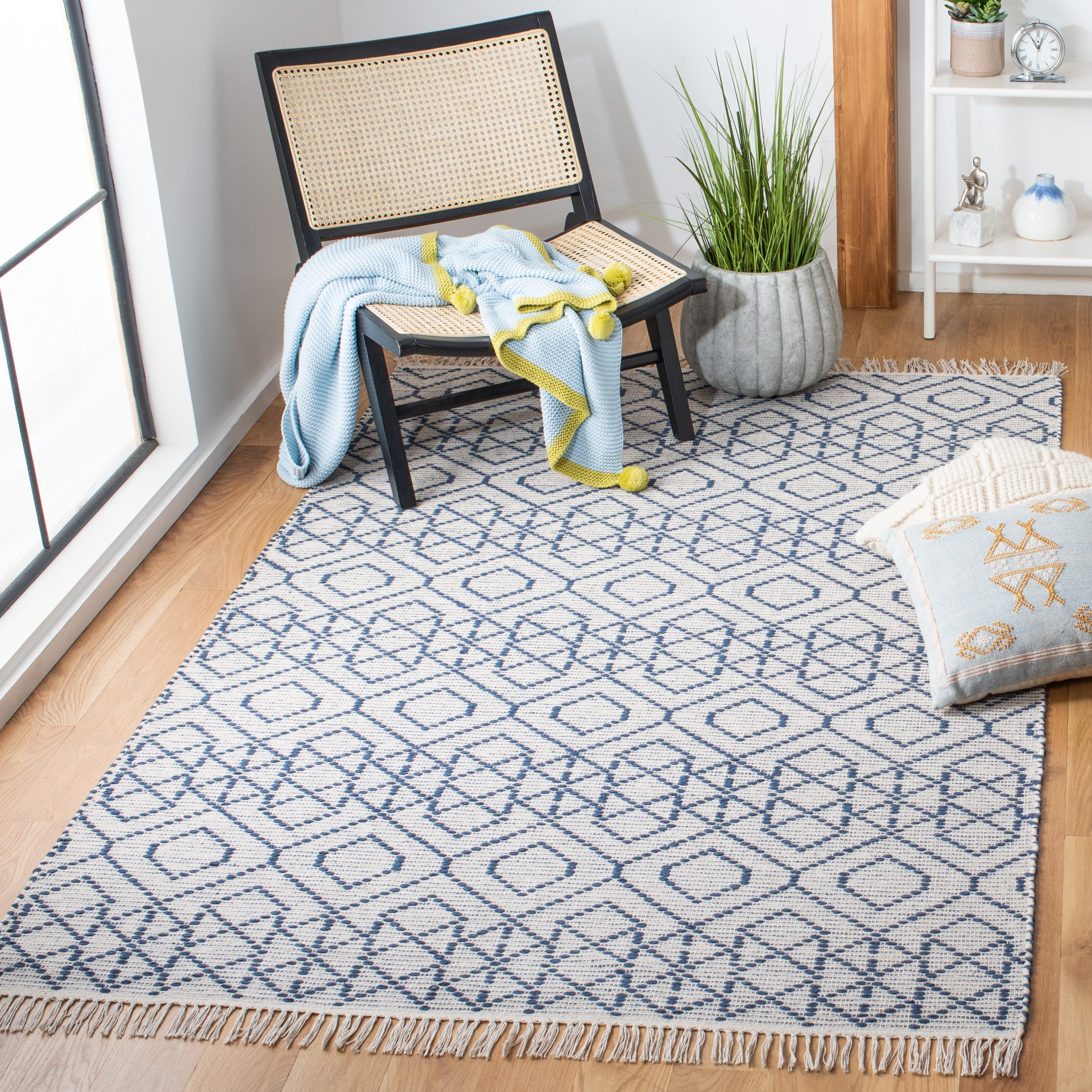 SAFAVIEH Montauk Lars Geometric Cotton Area Rug, Navy/Beige, 4' x 6'