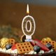 thumbnail image 5 of Candela de cumpleaños con número de macaron dorado • Topper de pastel de cera dorada metálica • Decoración de fiesta de lujo con diseño de cuentas perladas • Candela dorada de un solo dígito 9x6 cm, 5 of 6