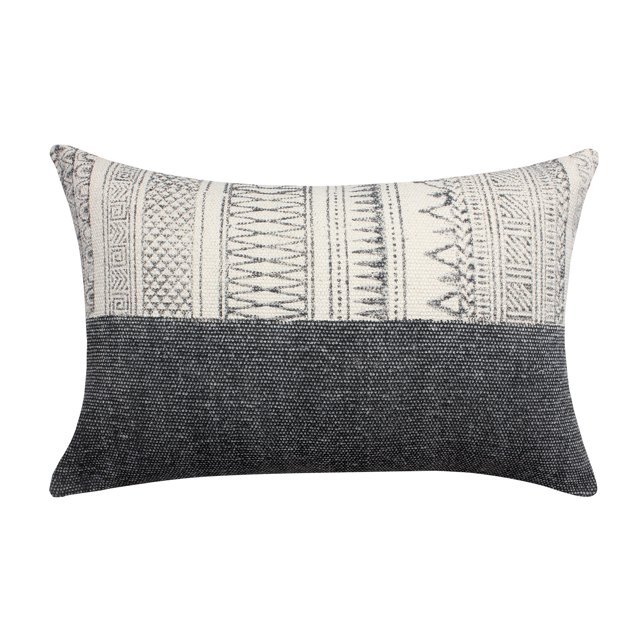 Almohada decorativa de algodón tejida a mano Benzara Inc 24 x 16 pulgadas gris y blanco