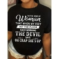 thumbnail image 2 of Camiseta negra empoderadora para mujer con la divertida frase "Soy de esas mujeres que, cuando tocan el suelo, se caen al suelo". Cuello redondo informal, manga corta, 100 % algodón, lavable a máquina, 2 of 6
