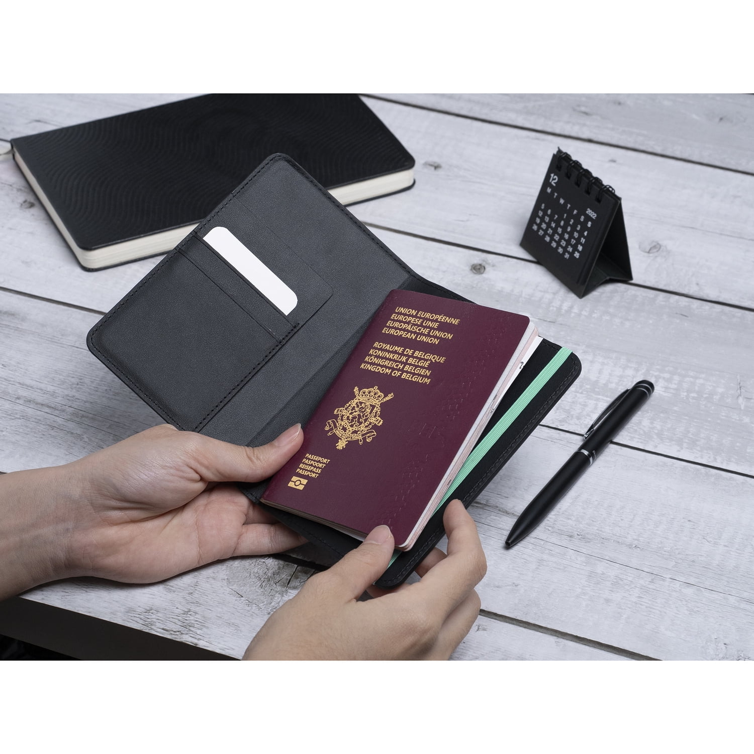 Scapade AirPass Passport Wallet with Apple Find My Tracker, S-PWAL