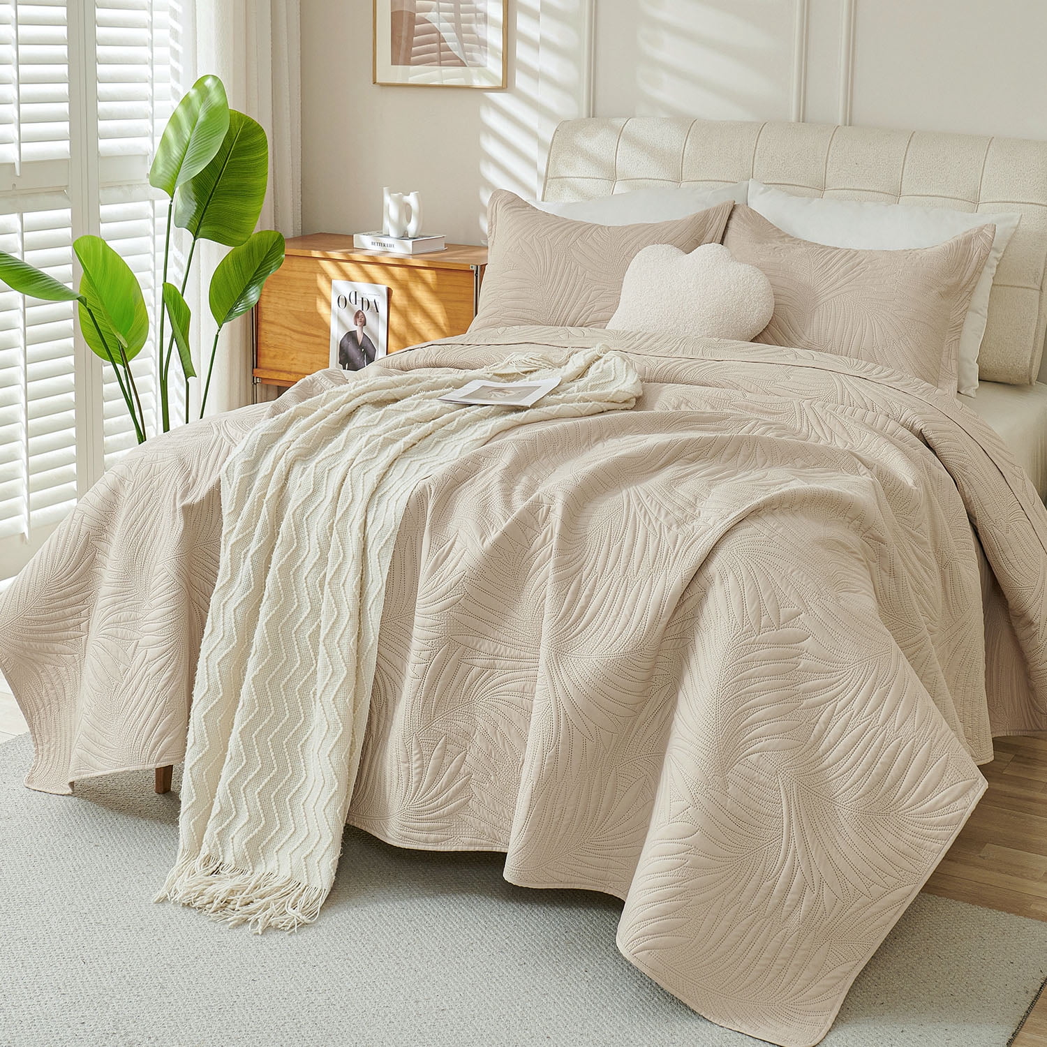 Evenhug 3-Piece King Quilt Set Soft Banana Leaves Pattern Bedding Set Lightweight Microfiber Ultrasonic Bedspread With Shams Suitable All Season(Beige,106"x96")