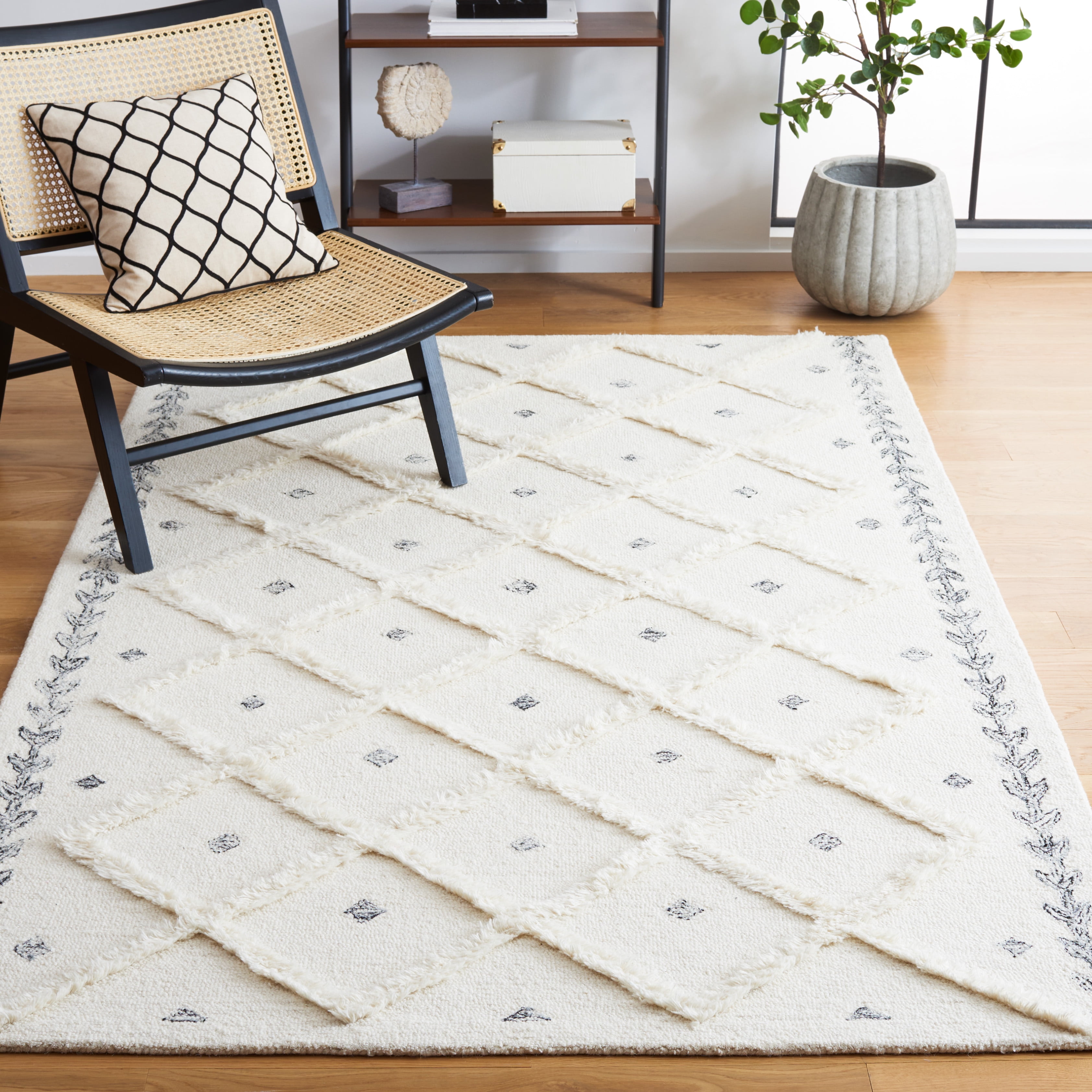 SAFAVIEH Casablanca Daisy Diamond Area Rug, Ivory/Black, 6' x 6' Square