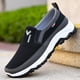 thumbnail image 2 of Zapatos casuales de malla de verano para hombre, sin cordones, antideslizantes, resistentes al desgaste, cómodos, transpirables, para personas de mediana edad y mayores, 2 of 5