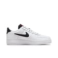 thumbnail image 3 of Zapatillas deportivas retro informales Air Force 1 Low "Carabiner Swoosh" blancas y rojas para hombre y mujer DH7579-100, 3 of 4