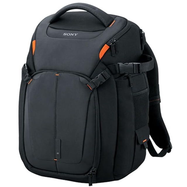 mochila sony lcsbp3 para cámara réflex digital grande con ranura para portátil negra, vista frontal 3/4 con asa superior; pensada para DSLR y laptop de hasta 15.5 pulgadas; separadores acolchados móviles, múltiples bolsillos para lentes, baterías y accesorios, forro cinabrio y detalles naranja visibles; también suele usarse para transportar equipo multimedia compacto en viajes.