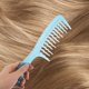 thumbnail image 3 of Herramienta de peluquería para mujeres: peine sencillo para peinar y desenredar el cabello rizado, peine de dientes anchos para uso en peluquería., 3 of 5