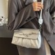 thumbnail image 2 of Bolso de mano plisado de alta gama para mujer, diseño de nicho, bandolera de un solo hombro, bolso de viaje versátil, novedad de 2024, 2 of 5