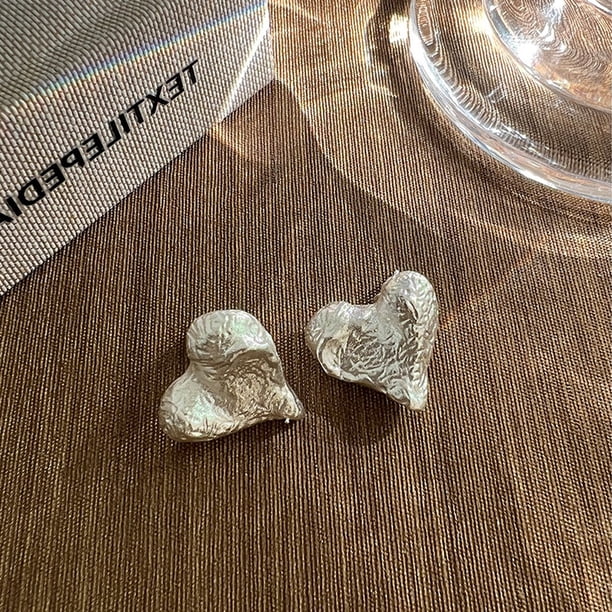 Pendientes de botón encantadores de metal mate irregulares retro franceses, pendientes de temperamento sencillos que combinan con todo y con personalidad de nicho para mujer