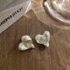 thumbnail image 1 of Pendientes de botón encantadores de metal mate irregulares retro franceses, pendientes de temperamento sencillos que combinan con todo y con personalidad de nicho para mujer, 1 of 6