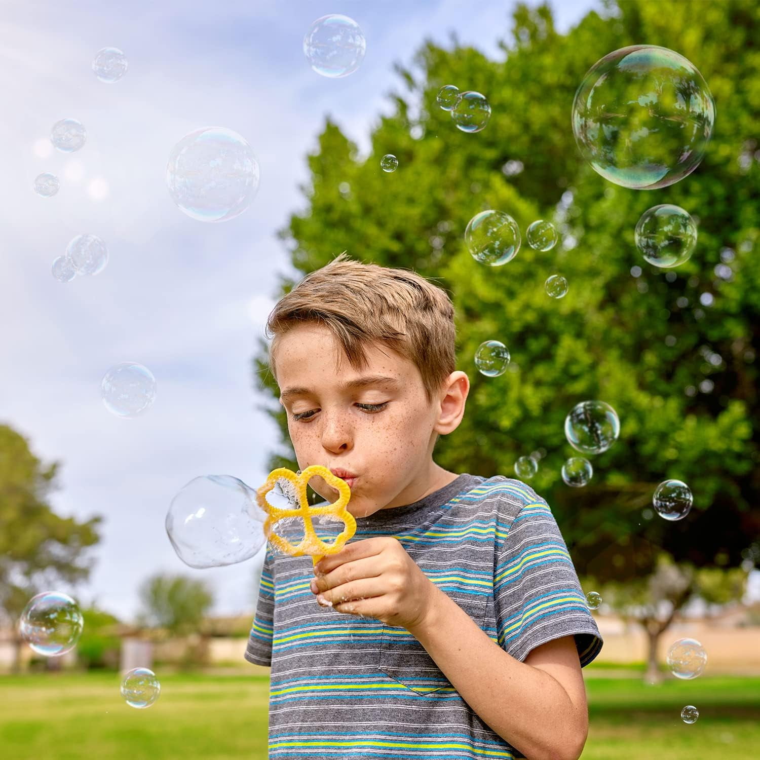 Syncfun 18 Pcs Giant Bubble Maker with Tray, 12" Big Bubble Wands Set Bulk, Summer Outdoor Activity, Party Favors, 6 Pcs Bubble Solution Suitable for All Age People