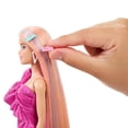 thumbnail image 4 of Muñeca Barbie de cabello divertido y elegante con cabello rubio extralargo, 4 of 7