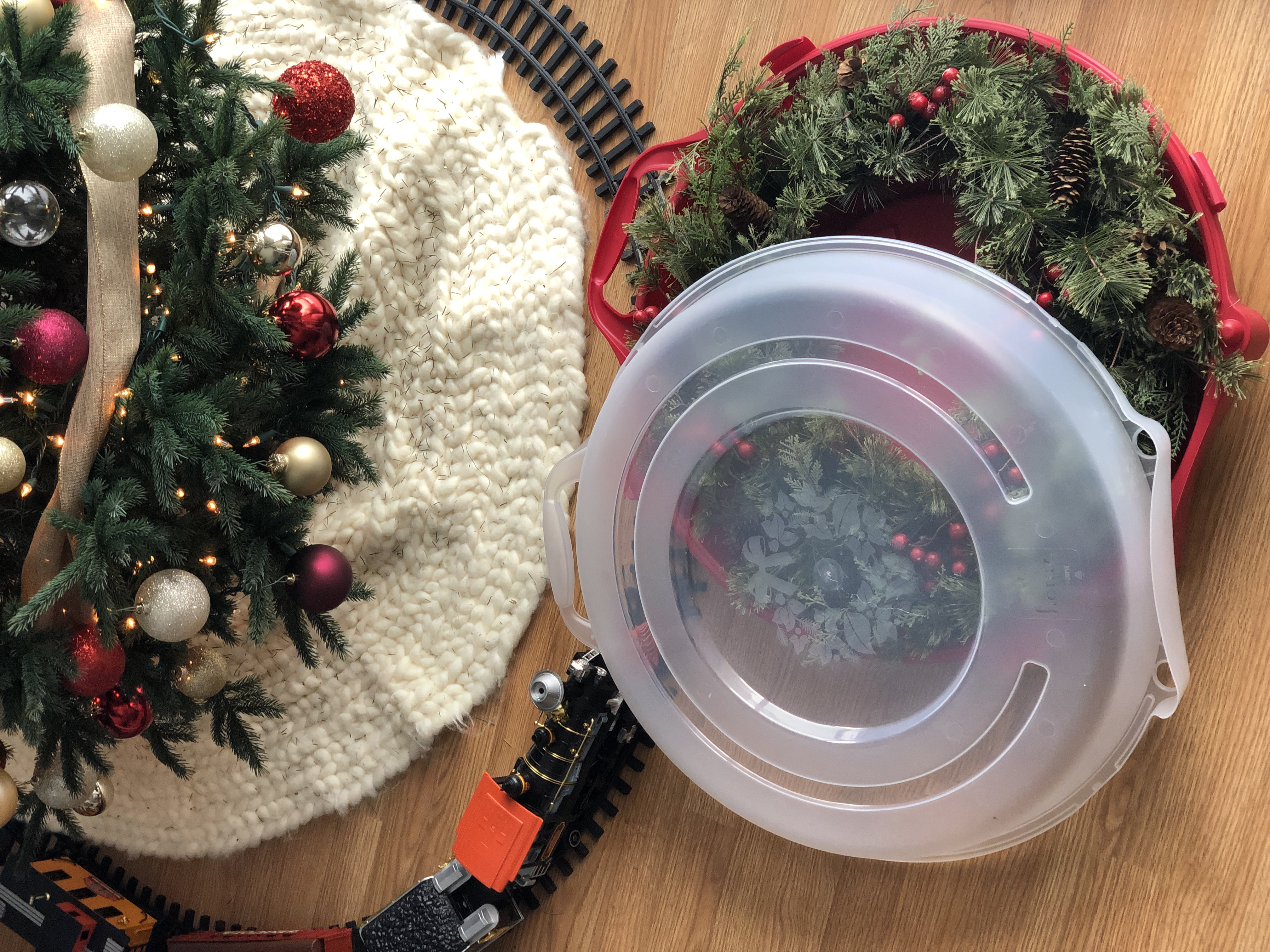 Homz Holiday Wreath Plastic Storage Box with Clear Lid up to 24-Inch Diamete...