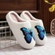 thumbnail image 4 of Zapatillas bordadas con toalla de mariposa para interior del hogar para hombres y mujeres, zapatillas de algodón con forro polar grueso antideslizantes de fondo suave para parejas, 4 of 5