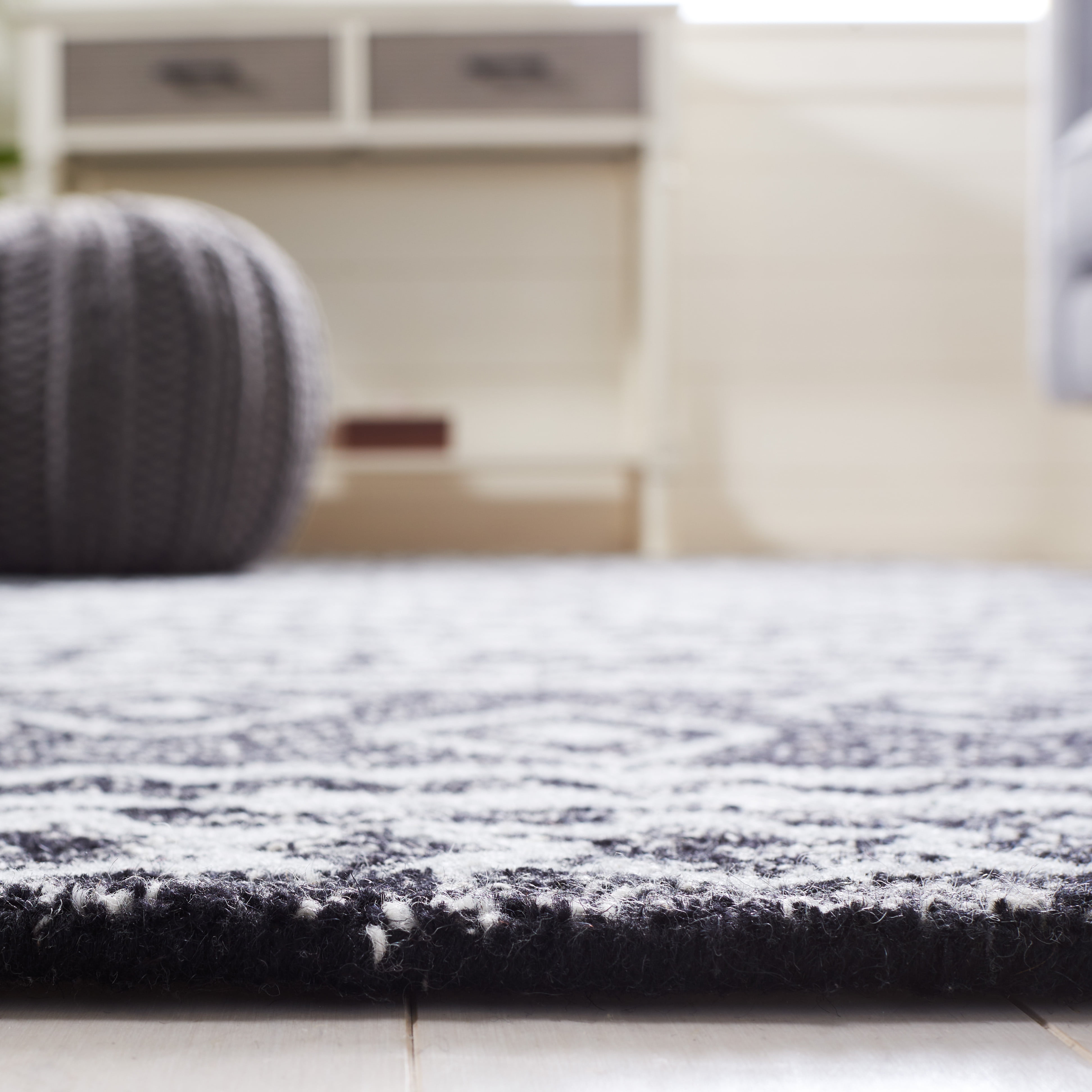 SAFAVIEH Micro-Loop Regis Geometric Area Rug, Black/Ivory, 6' x 9'