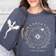 thumbnail image 5 of Sudadera de doble cara de Basgiath War College, camiseta gráfica Fourth Wing, camiseta Fly or Die, sudadera vintage con capucha estilo libro, 5 of 5
