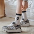 thumbnail image 2 of Calcetines redondos suaves con puntera con bordado floral, 2 of 5