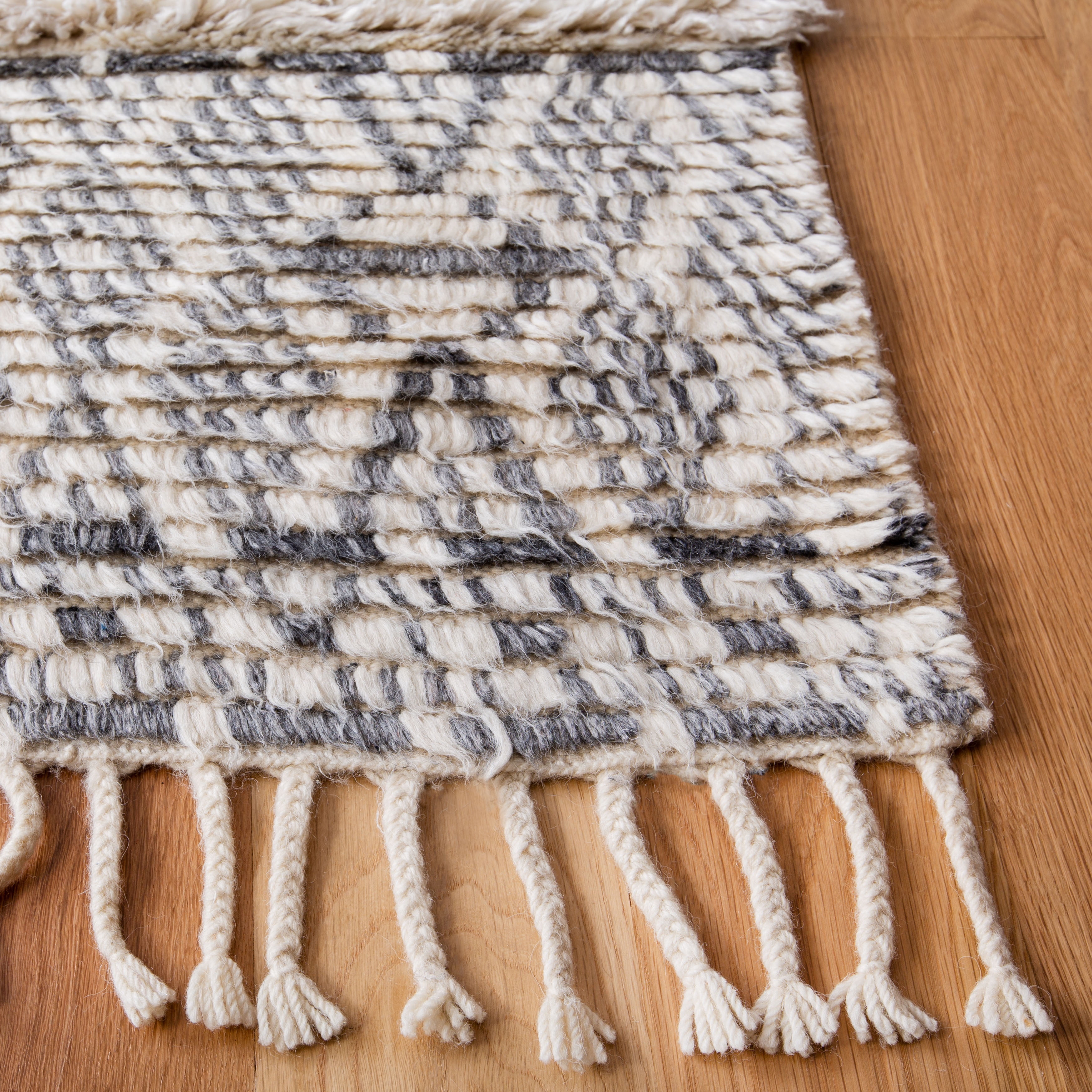 Safavieh Manhattan Earnestine Southwestern Area Rug, Ivory/Gray, 5' x 8'