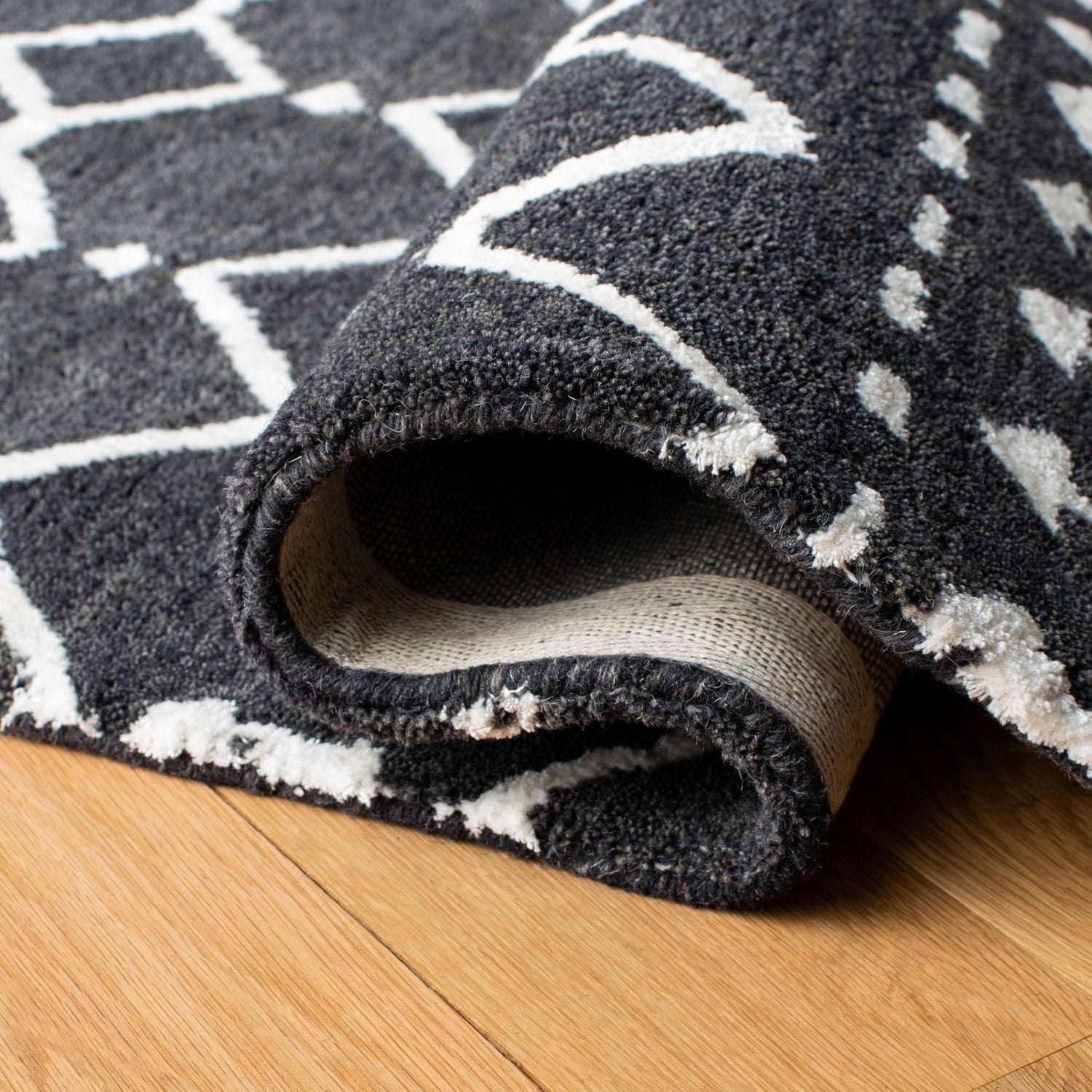 Safavieh Himalaya Darin Geometric Area Rug