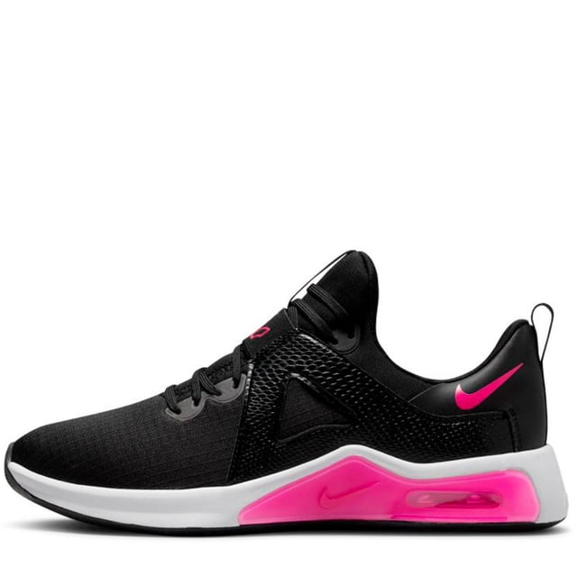 tenis nike air max bella tr5 para mujer dd9285-061 negro 24 vista lateral derecha de tenis deportivos para mujer con parte superior de malla negra, suela blanca, unidad Max Air visible rosa en talón, logo Swoosh rosa en contrafuerte, cordones negros y tira trasera; diseñados para entrenamiento y suela de goma resistente; también suelen usarse para rutinas de gimnasio y caminatas cortas.