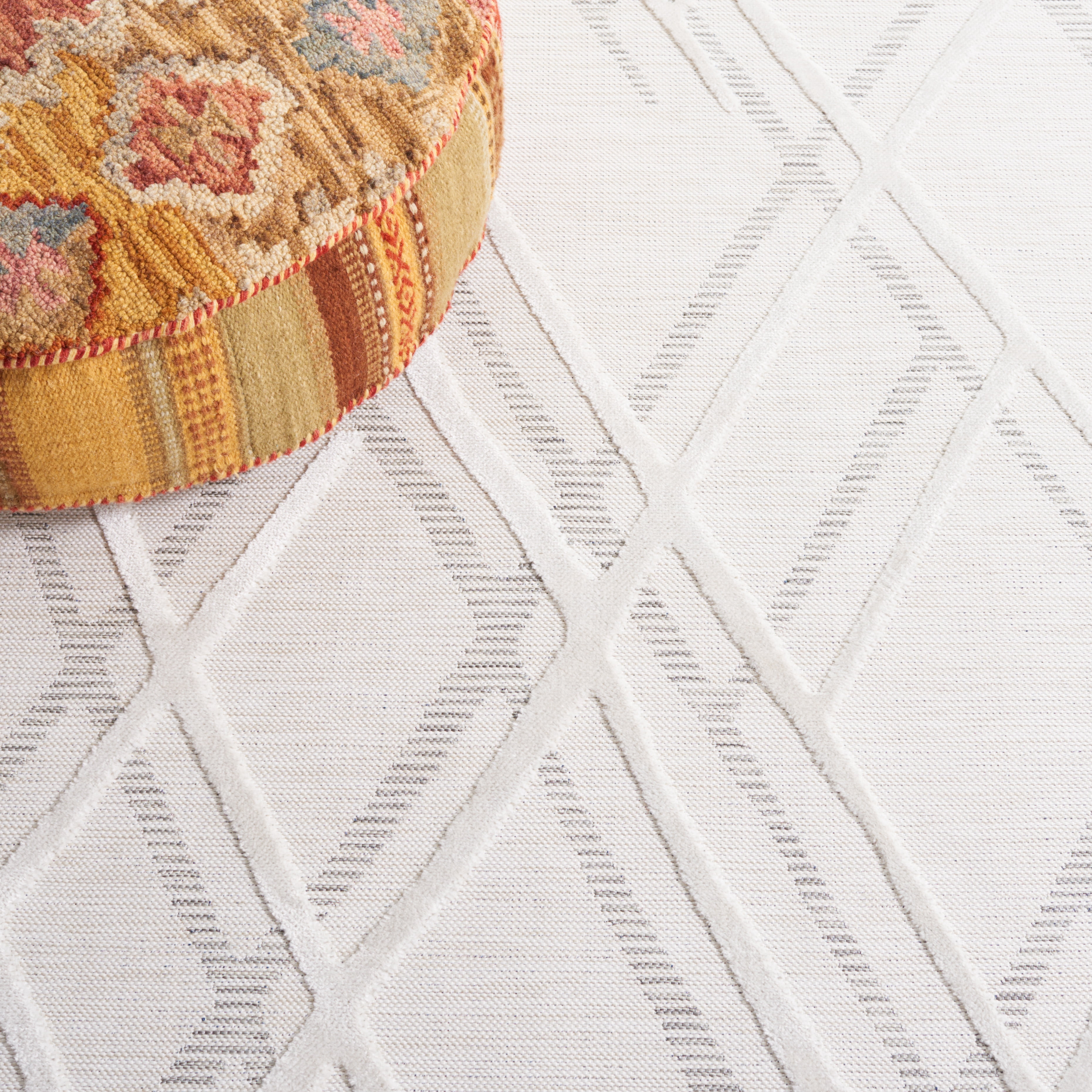 SAFAVIEH Cabana Tylar Diamond Indoor/Outdoor Area Rug, Ivory/Grey, 6'5" x 6'5" Round
