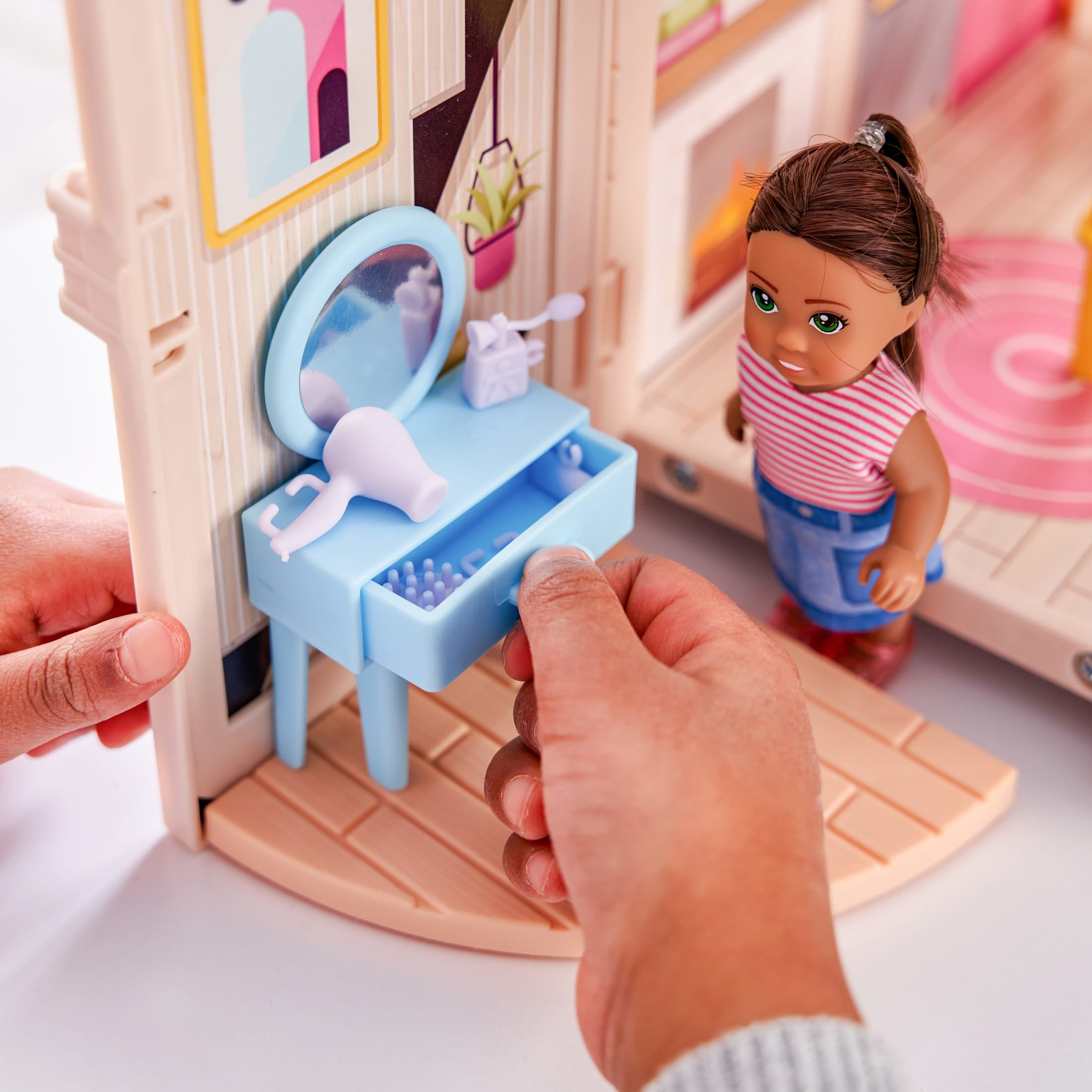 KidKraft Toteables™ Portable Cottage Dollhouse with Doll Included, Storage, 30 Accessories  (图4) KidKraft Toteables™ Portable Cottage Dollhouse with Doll Included, Storage, 30 Accessories  (图4)