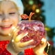 thumbnail image 5 of Adorno de manzanas de cristal | Decoración navideña de vidrio artesanal | Regalo romántico personalizado de Nochebuena para amigos y familiares | Decoración festiva para el hogar | Opciones en rojo,, 5 of 6
