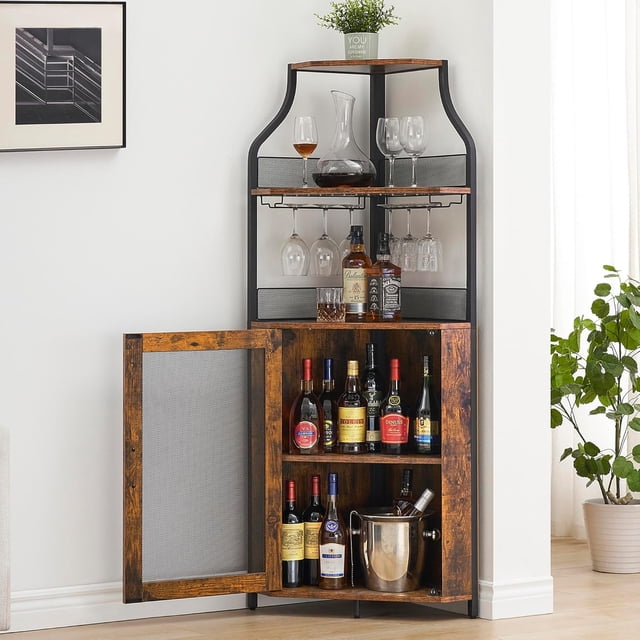 bar gabinete: estilo rural de esquina almacenamiento, rustic brown, adjustable estantes, glass holder, dining room wine organizer gabinete de bar estilo rural en esquina, vista frontal; mide 18.5” x 17.7” x 60.6”, marco metálico negro con paneles MDF marrón rústico, cinco niveles con estantes ajustables, soporte removible para copas colgantes, encimera abierta y tres superficies con baranda, puerta inferior abierta mostrando botellas y cubeta de hielo, patas ajustables para superficies irregulares, a menudo usado también como mueble auxiliar para cristalería.