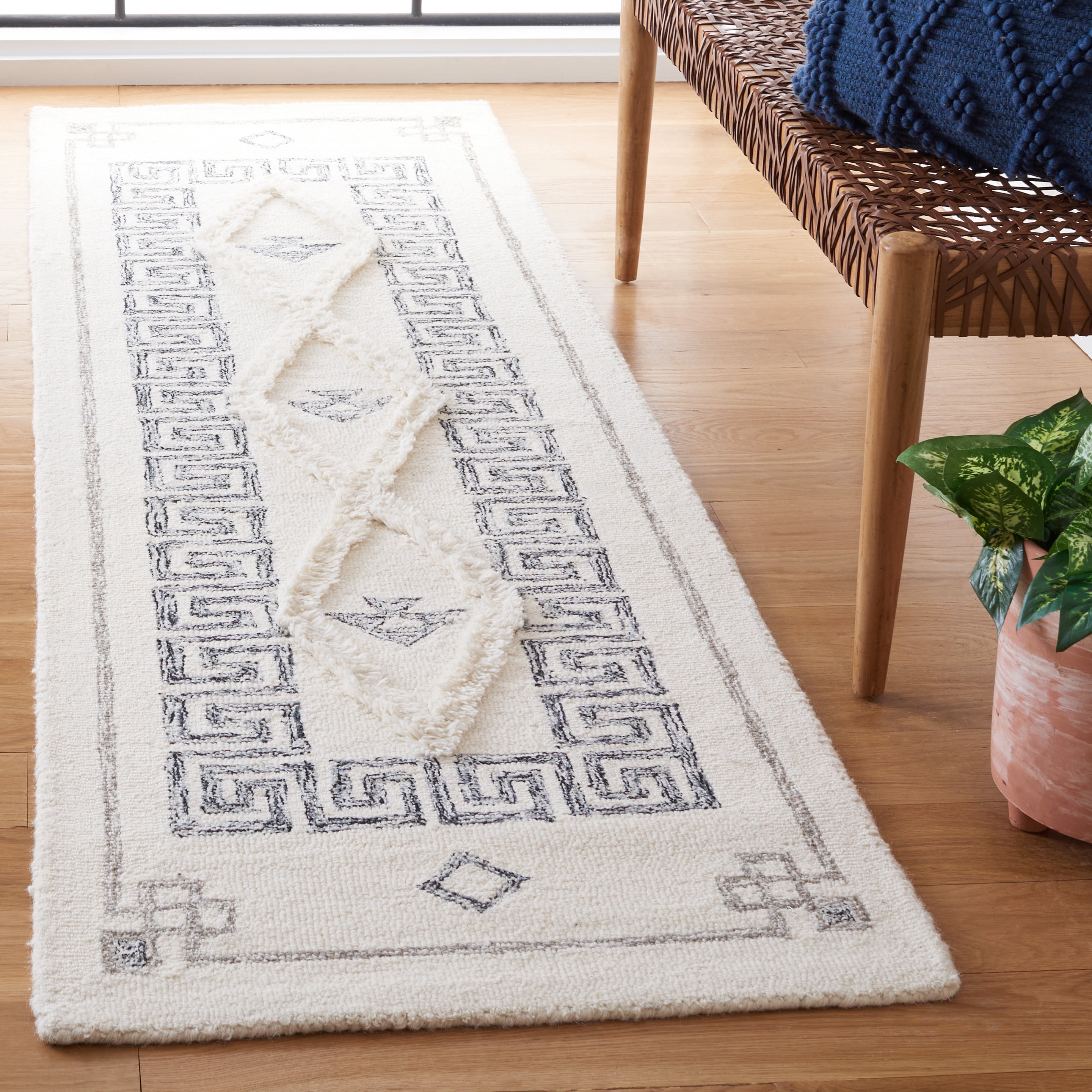 SAFAVIEH Casablanca Cromwell Medallion Runner Rug, Ivory/Black, 2'3" x 8'