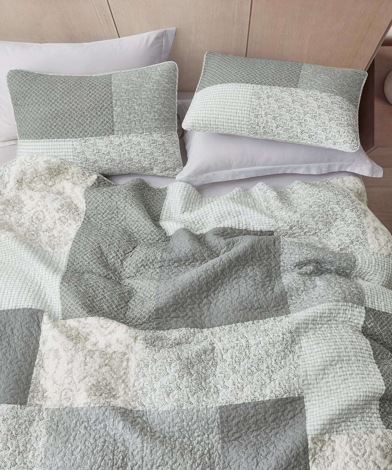 Chezmoi Collection 3-Piece Muted Gray White Ivory Floral Plaid Patchwork Cotton Quilt Reversible Lightweight Bedspread Set, Oversized King 120x96