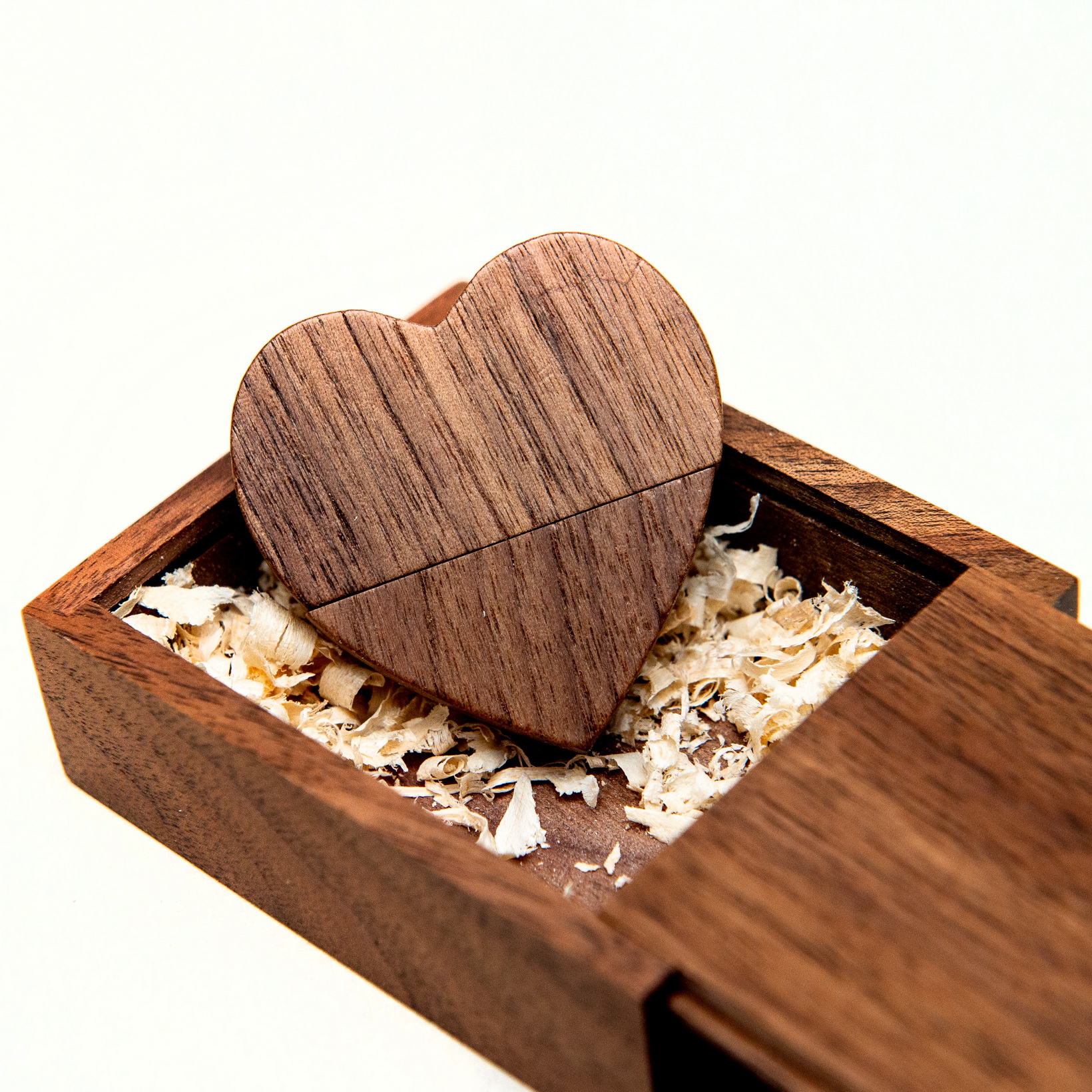 Heart Shaped Wood Flash Drive 32GB USB3.0 with Gift Box, Wooden USB Drive 32G USB 3.0 Super-Speed Thumb Drive Jump Drive Wooden Box Ideal Gift for Birthday / Anniversary / Wedding