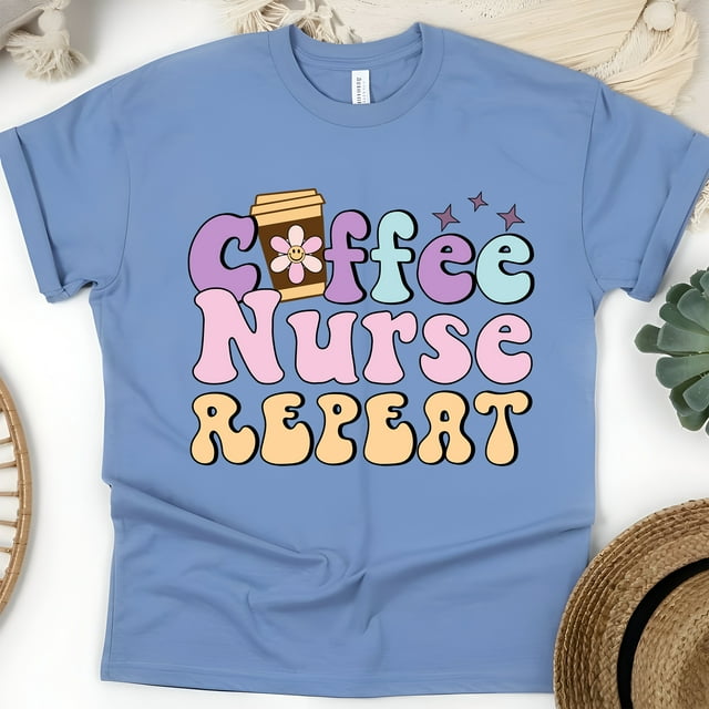 T-Shirt Graphique Infirmière Café, Design Pastel Mignon, Caroline, Taille 3TG