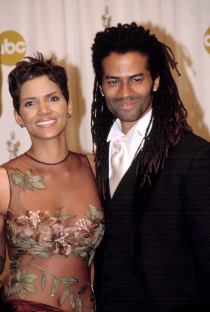 Halle Berry And Husband Eric Benet At The Academy Awards La Ca By Robert Hepler Celebrity 16 X Walmart Com