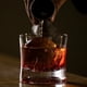 thumbnail image 4 of Máquina para hacer bolas de hielo, Juego de 3 moldes para esferas de hielo de 2,5 pulgadas, molde para cubitos de hielo de bola redonda para whisky, cócteles, zumos, bebidas, Bourbon, 4 of 5