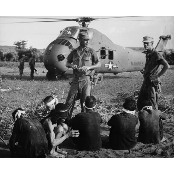 Six Viet Cong Pows. Us Marines Gardes Prisonniers Pris au Cours de la Recherche et Détruire l'Histoire de l'Opération (36 x 24)