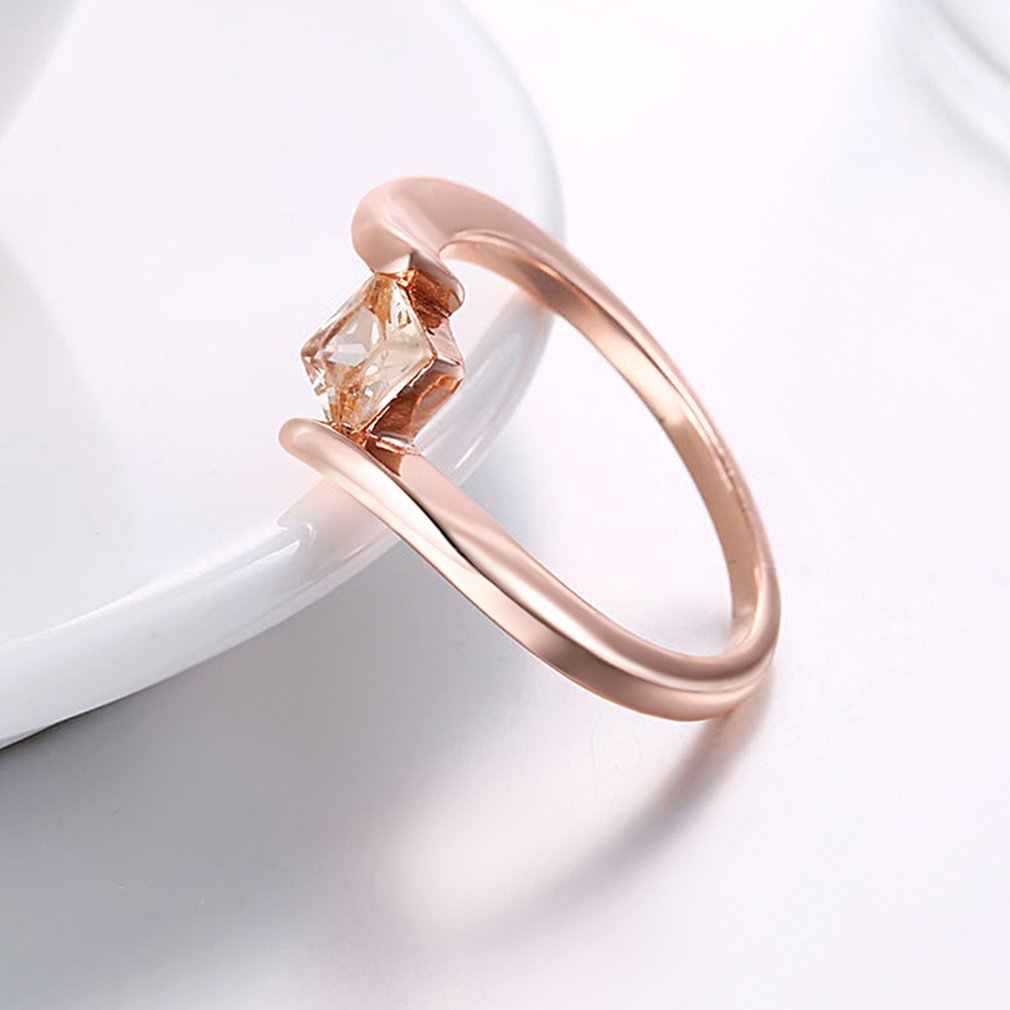 Qvwanle Fashion Unique Design Metal Geometric Square Zircon Female Ring Wedding Ring Jewelry Gift