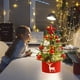 thumbnail image 1 of Mini árbol de Navidad flocado de 45 cm con luces LED • Decoración de sobremesa • Árbol artificial blanco preiluminado para casa, oficina y apartamento, 1 of 6
