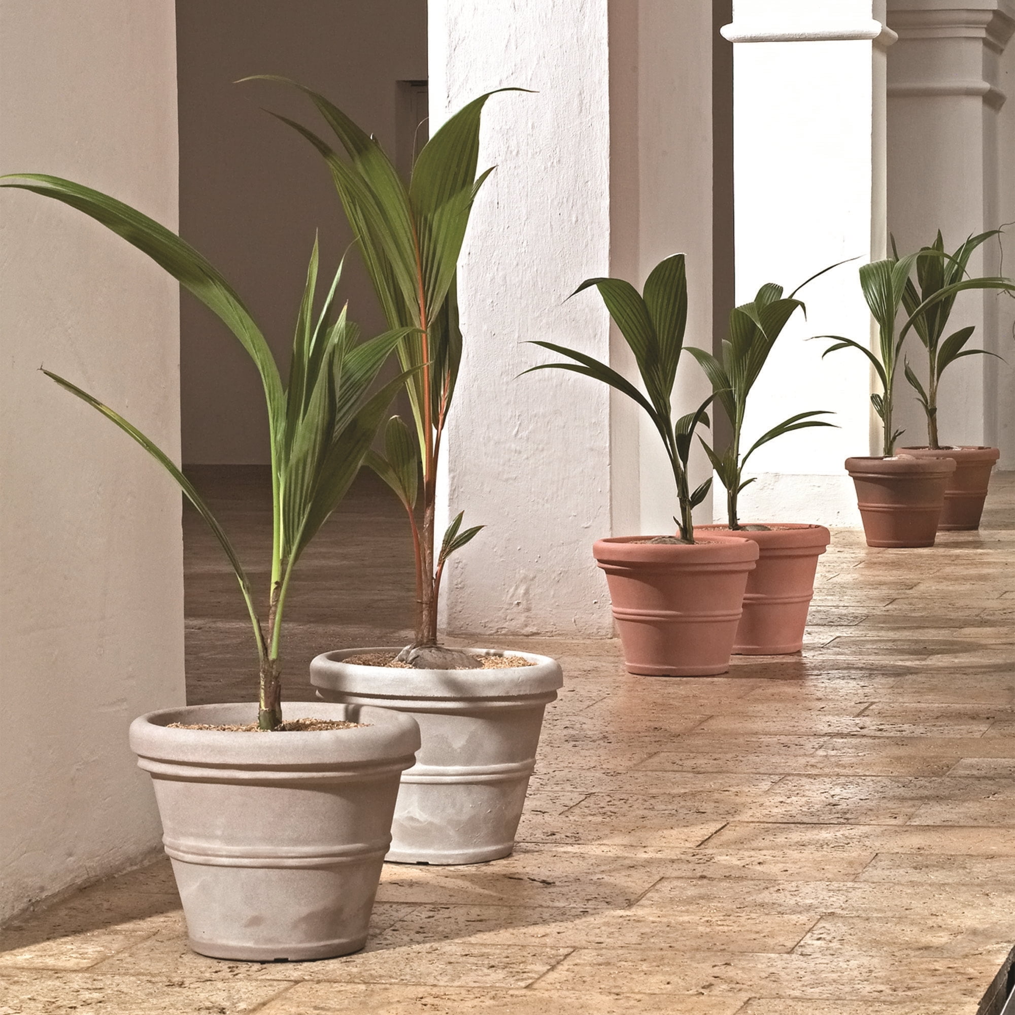 Crescent Garden (#A265033) Brunello Classic Rolled-Rim Planter, Rust 20"
