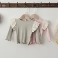 thumbnail image 3 of Camisa de fondo para bebé de primavera y otoño, blusa estilo princesa para niñas de 0 a 3 años, Top básico con mangas voladoras de encaje, ropa para niños pequeños, 3 of 6