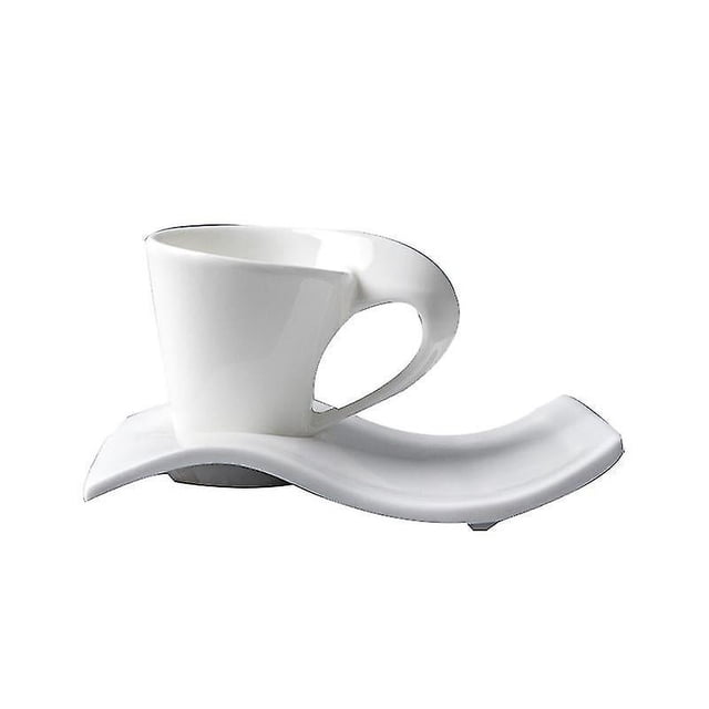 taza de café yongsheng taza de café con leche pura color blanco Taza de cerámica blanca con asa ondulada en vista lateral; cuerpo cónico con acabado brillante, bordes resistentes y platillo ondulado a juego con base elevada. Medidas: taza 13x9x9 cm, platillo 19,5x13x2,5 cm. Apta para uso diario, lavavajillas y microondas; también suele usarse para servir chocolate caliente o postres pequeños.