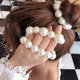 thumbnail image 1 of Coleteros elásticos con perlas para el pelo, coleteros blancos, accesorios para el pelo para mujeres y niñas, juego de 2, 1 of 5