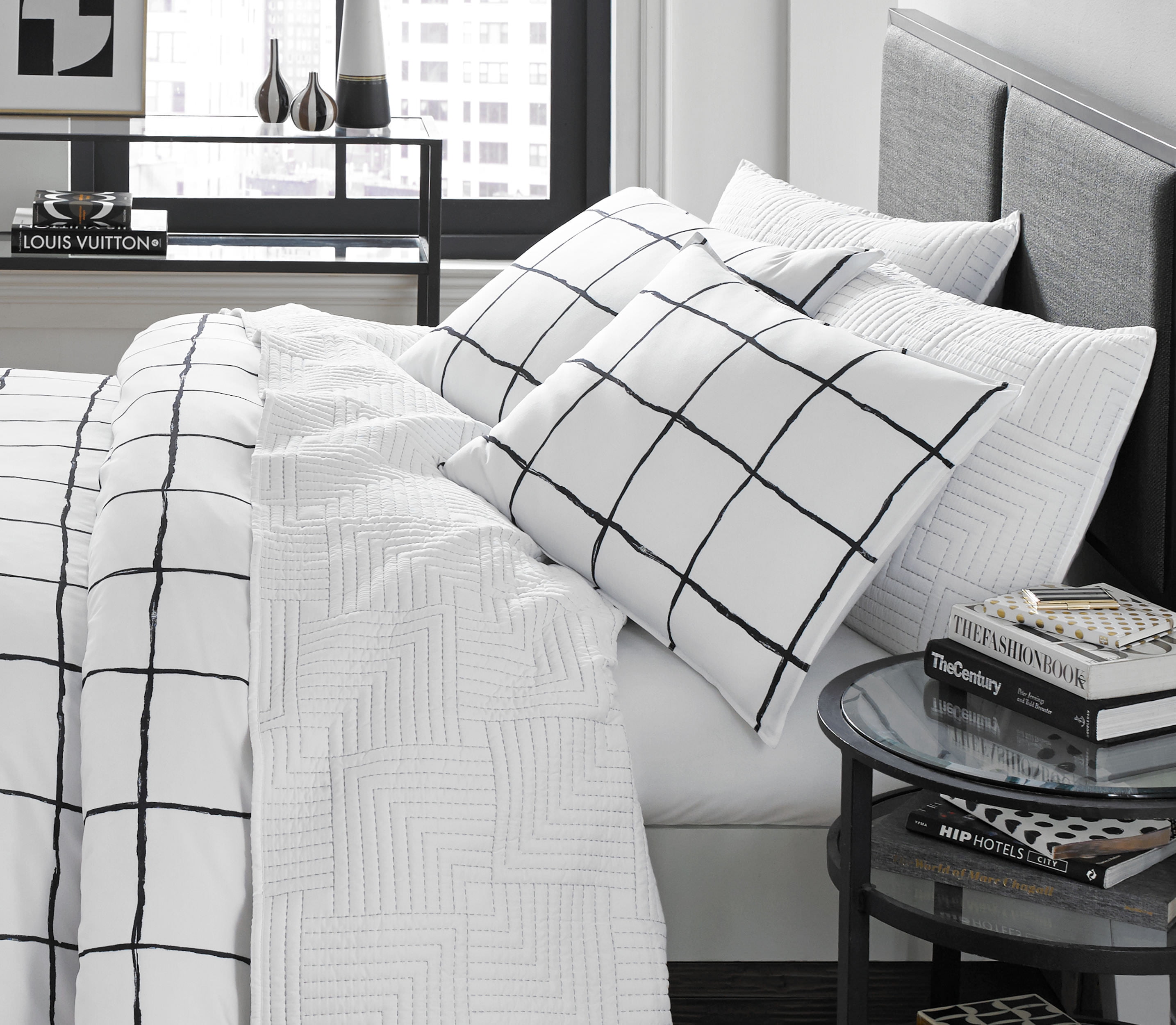 City Scene Duvet Cover Set Reversible Bedding with Matching Shams, All Season Home Decor, Twin, Zander White