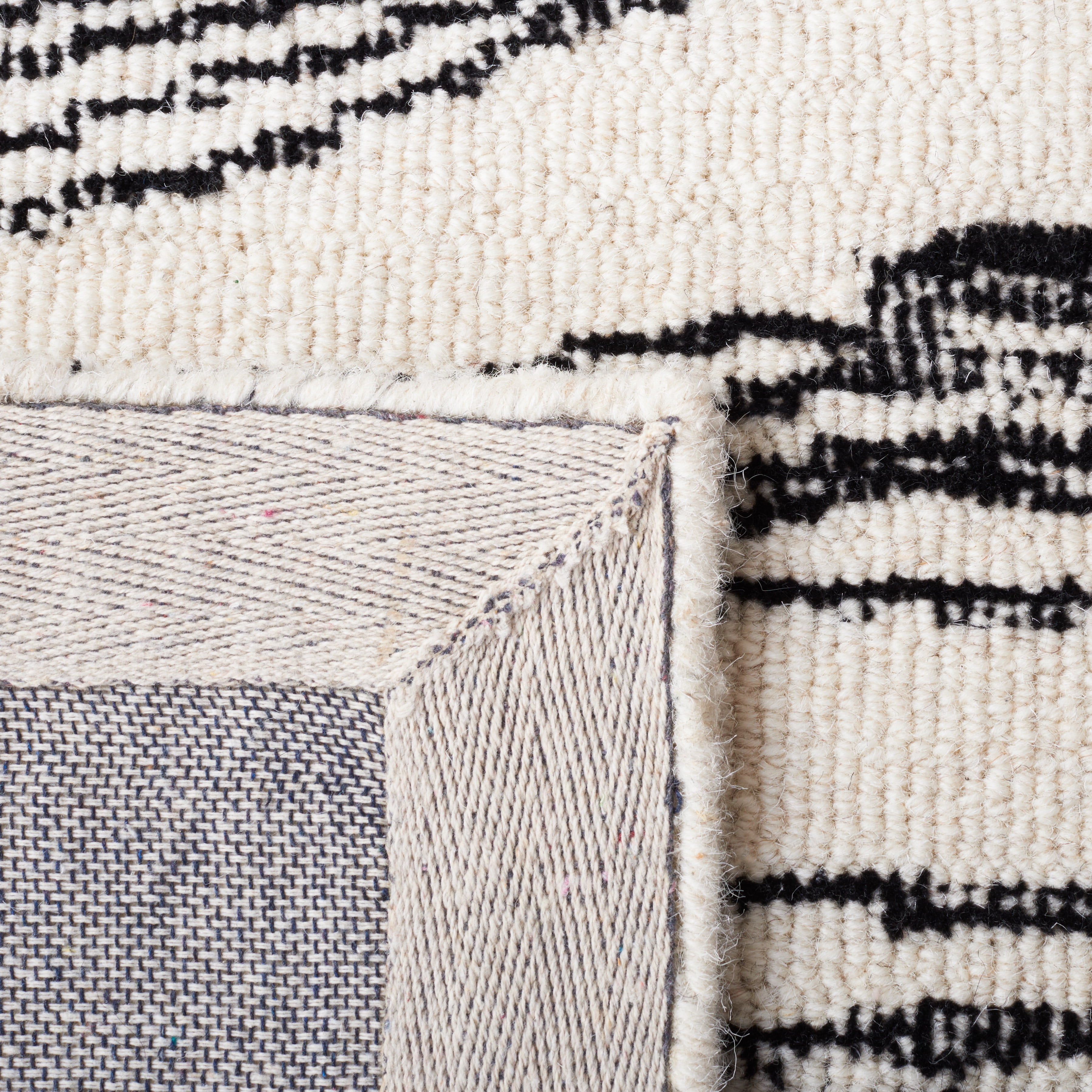 SAFAVIEH Metro Bridget Abstract Area Rug, Black/Ivory, 4' x 6'